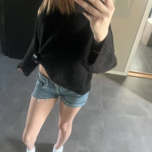 Blå jeansshorts - Snygga blå jeansshorts med fransiga kanter. Perfekta för en avslappnad stil. De har en klassisk femficksdesign och är lågmidjade för en trendig look.