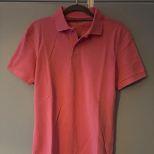 2 herr piketröjor  - Jätte fina pikétröjor, jätte bra skick, inga defekter och kommer med en extra knapp. Båda är i storlek S 