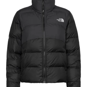 Svart jacka The North Face, modell Saikuru - Svart varm och snygg vinterjacka från The North Face i modellen Saikuru. Vind och vattenavvisande, perfekt för skidåkning/snowboardåkning men lika snygg till vardag. Använd 1 vecka i mycket kall skidåkning (-16), höll värmen men ändå lätt, väldigt bekväm. Denna är strl M, något liten i storleken.   Endast använd 1 vecka så i gott skick! Nypris 2.699kr. 