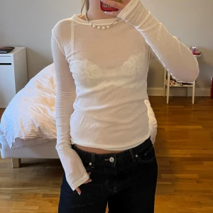 Långärmad topp - Halvgenomskinlig topp i pimabomull från H&M. Supermjuk i materialet, perfekt topp som funkar till allt. Använd fåtal gånger, perfekt skick. Säljer pga rensar min garderob💕 