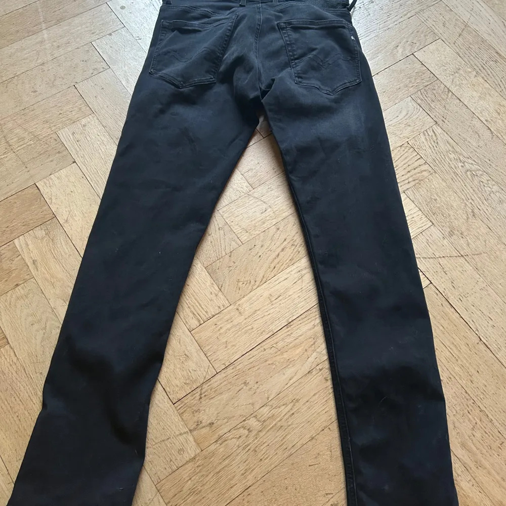 Snygga svarta jeansbyxor från Replay med en klassisk femficksdesign. Byxorna har en rak passform och är tillverkade i ett slitstarkt material. Perfekta för en stilren look. Hör av er om ni är intresserade eller har några frågor!. Farkut & Housut.