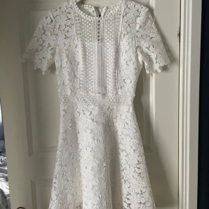 Vit klänning  - Säljer en jättefin vit klänning med spets som passar perfekt till studenten, skolavslutning, konfirmation eller annat liknande💗💗 använd 2 ggr. Nypris: 999kr 