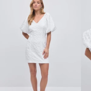 Studentklänning  - Studentklänning från Gina tricot, säljer då den var för liten🩷nypris 600kr