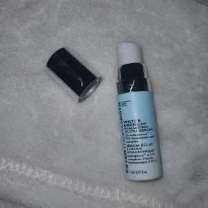 Glow Serum - Water Drench Hyaluronic Glow Serum från Peter Thomas Roth. Denna produkt innehåller 75% hyaluronsyra och är designad för att ge huden en strålande lyster. HELT NY OCH OANVÄND