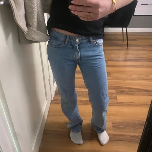 Low waist blå jeans  - Säljer ett par blå jeans  från Bikbok. Har använt få tal gånger men säljer då jag inte använder dessa. Storlek 24W och 32 i längd, är raka och lågmidjad . Nypris 699kr. Pris kan diskuteras ❣️