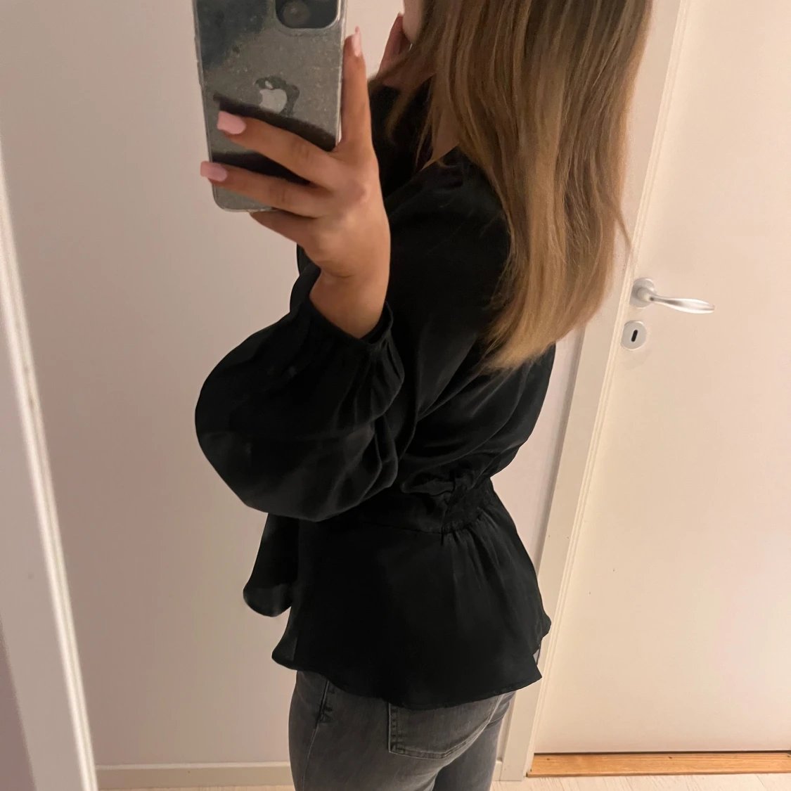 Svart blus med knappar - 1