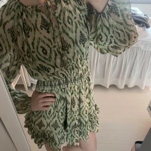 Grön mönstrad klänning - Säljer en superfin grön klänning från zara 