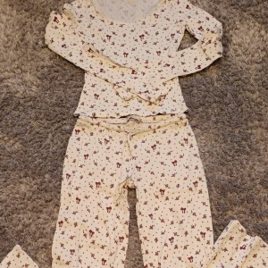 Pyjamas sett - Super gulligt pyjamas/mjukis sett från nelly I storlek xxs, super skönt material. Använd typ 2 gånger. Pyttelite nopprigt i byxskanten o så men inte mycket. Säljer båda tillsammans