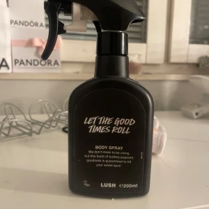 Let The Good Times Roll Body Spray från Lush - Säljer en 200 ml flaska av 'Let The Good Times Roll' body spray från Lush. Den har en unik doft av smörig popcorn och sötma som garanterat träffar rätt. Perfekt för dig som vill ha en annorlunda och rolig doftupplevelse. Har endast använda typ 2 gånger.🥰