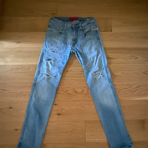 Replay jeans - Snygga ljusblå jeans från Replay med sliten design🔥.