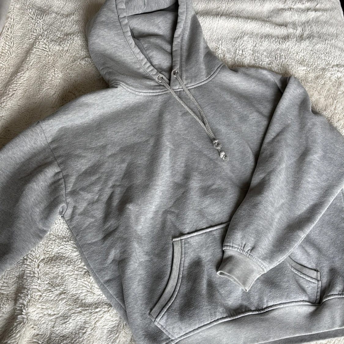 Grå hoodie 
