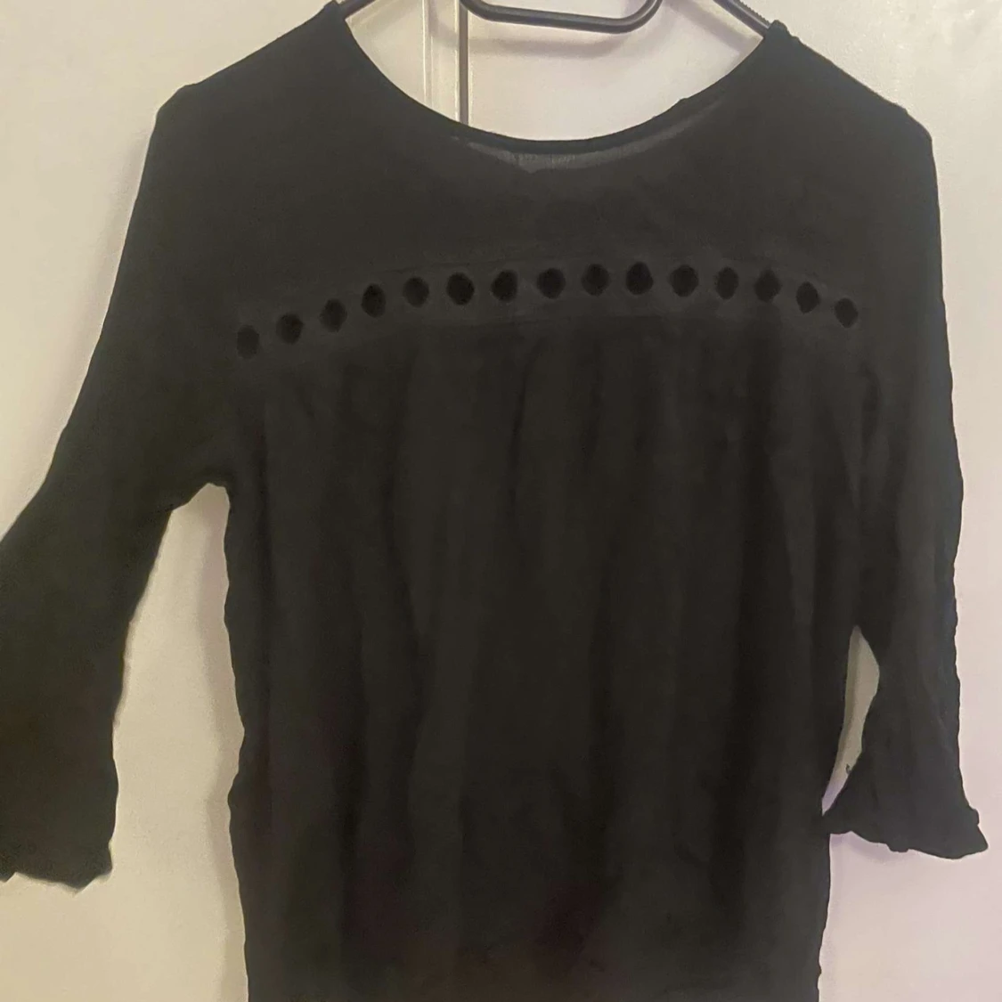 Svart blus med hålmönster