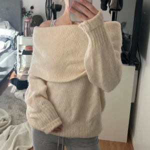 Beige offshoulder stickad tröja - Mysig beige/vit stickad tröja med offshoulder-design. Säljer även en likadan men grå! Den är från H&M i storlek Xs men den passar nog större storlekar också! jag säljer den för 200kr 😊