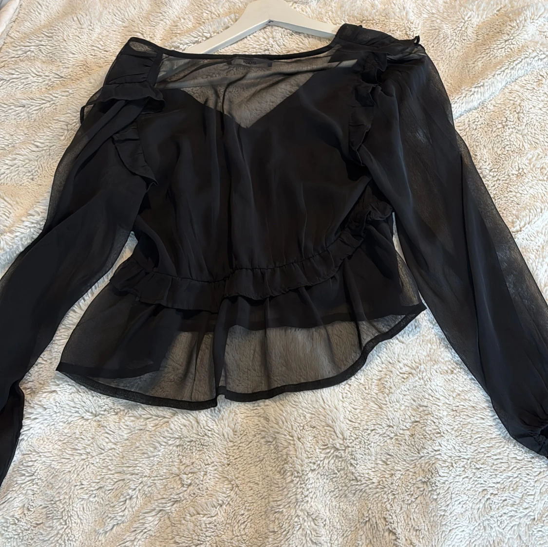 Svart blus med volangdetaljer - 1