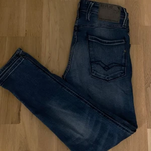Replay Jeans Anbass - Replay Jeans i storlek 29:30, de är i mycket fint skick och är sparsamt använda.
