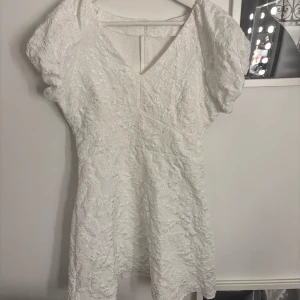 Studentklänning  - Säljer nu denna otroliga klänning jag tänkt ha till studenten då jag hittat en annan! Storlek M men passar mig som är mellan S/M.