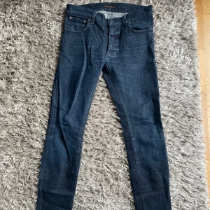 Mörkblå jeans från Nudie Jeans - Snygga mörkblå jeans från Nudie. Strl w 31 l 32. Bra skick. Modell Tilted Tor. Skriv vid frågor.