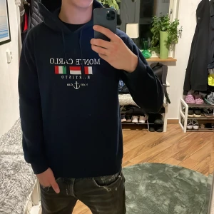 Mörkblå hoodie med tryck - Säljer en snygg mörkblå hoodie Storlek S, passar mig och är 180. 