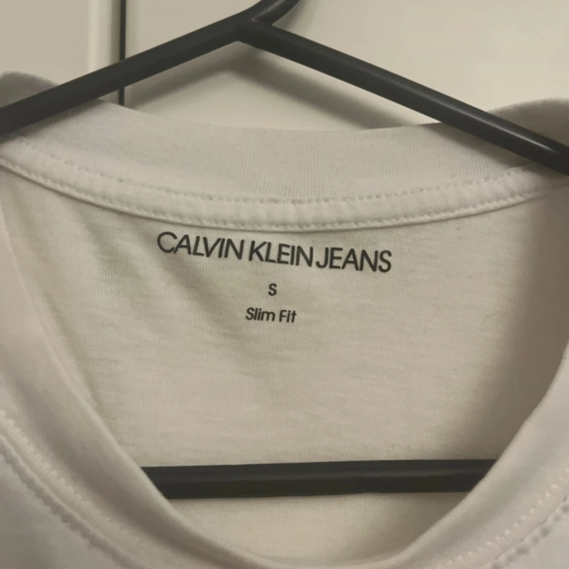 Vit t-shirt från Calvin Klein Jeans
