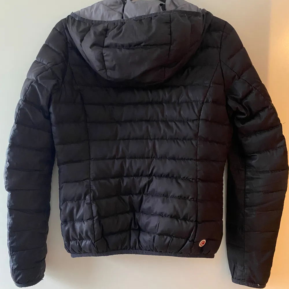 Säljer denna jacka från Colmar perfekt till våren då den inte kommer till användning längre. Den har ett litet hål som täcks av luvan och är lite sydd vilket man inte tänker på, därav priset. Annars i bra skick. Pris går att diskutera vid snabb affär!. Takit.