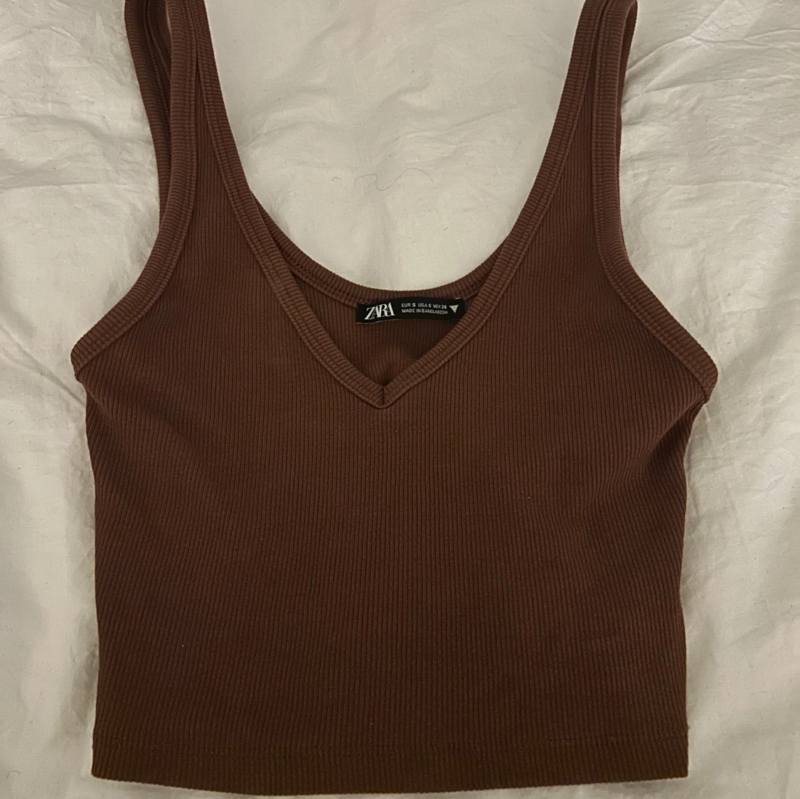 Brun ribbad linnetopp från Zara