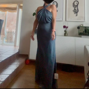 ASOS DESIGN – Brudtärnor – Dimblå maxiklänning i satin med rynkad halterneck - Helt ny. Glömde skicka tillbaka den. Inga fel, fläckar eller annat. 