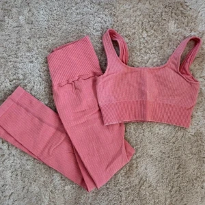 Aim’n träningsset - Skulle säga att byxorna är ganska så korta, hör av dig vid funderingar!