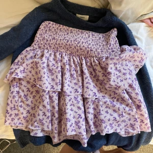 Lila blommig kjol/topp - Söt fina färger fin som topp men är en kjol