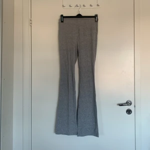 Grå byxor från 157 - Snygga grå byxor från 157 med en bekväm passform. Byxorna har en bootcut-stil som ger en trendig look. Perfekta för en avslappnad stil.