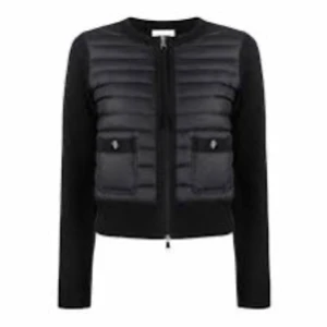 SÖKER I st XS - SÖKER denna moncler cardigan för max 1000kr!