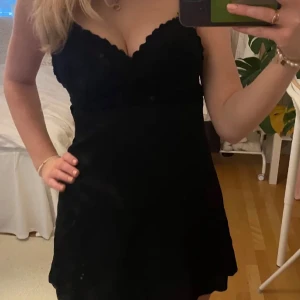 Svart klänning - Snygg svart klänning med som är stickad högst upp
