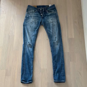 Dondup Jeans - Säljer dessa schyssta dondup jeansen, dom är i storlek 28 men passar 29/30. Modellen är George och vid snabb affär kan priset gå ner! Kontakta mig vid fler frågor.