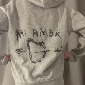 Grå ”Mi Amor” hoodie  - Grå ”Mi Amor” hoodie från Mira Paris i bra skick! Kontakta vid intresse eller andra frågor. Använd gärna ”köp nu”!⚡️