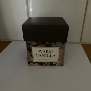 Doftljus warm vanilla - Doftljus i fin förpackning Warm Vanilla. Jag tål inte för starka lukter så säljer därför denna vidare🥲 