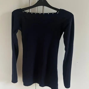 Mörkblå karisma titta topp - Säljer nu min konståknings topp då jag aldrig använder den, har använt kanske 3 gånger så den är i väldigt gott skick. Storleken är M men är lite mindre i storlek så skulle säga runt XS-S men också M då den är stretchig. Alla stenar är kvar. 💓