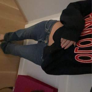 Så snygga blåa lågmidjade boot-cut jeans från Gina! 💙