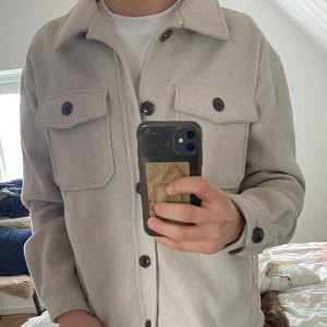 Zara vårjacka  - Tjena säljer nu denna beiga vårjacka som är i 10/10 kvalitet då den köptes in till förra säsongen men kom aldrig mycket till användning storlek L. Skriv till mig för frågor eller funderingar kring pris eller storlek!😁👍