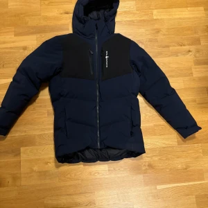 Sailracing jacka - Säljer denna Sailracing jacka i storlek S, passar även liten M. Jackan är i bra skick och endast använd under 1 vinter. Skicka ett dm vid frågor!