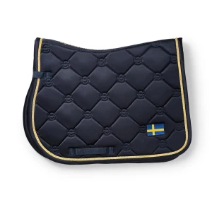 Equestrian Stockholm schabrak - Säljer equestrian stockholm schabrak i marinblå färg men sverige flagga på. Använt men bra omhändertaget och i bra skick och har inga defekter. Pris kan diskuteras, ny pris 899kr❤️