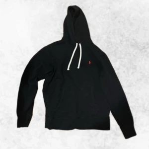 Svart hoodie från Polo Ralph Lauren - Säljer en svart Ralph lauren hoodie från Ralph Lauren i toppenskick utan några defekter eller skavanker. Nypriset ligger på ca 2200 kr men vi säljer den nu för endast 799. Vid några frågor eller funderingar är det bara att höra av sig.