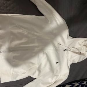 Vit huvtröja från Polo Ralph Lauren - Jag säljer min kofta då jag inte har behovet av den längre och behöver mer pengarna. Tröjan har inga fel med den eller likadana då den är nästan oanvänd. Pris kan diskuteras.