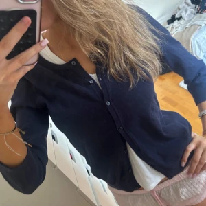 Mörkblå kofta med knappar☺️ - Så himla söt marinblå kofta med tre kvarts ärmar typ, perfekt till skolan och knappt använd ❤️❤️❤️