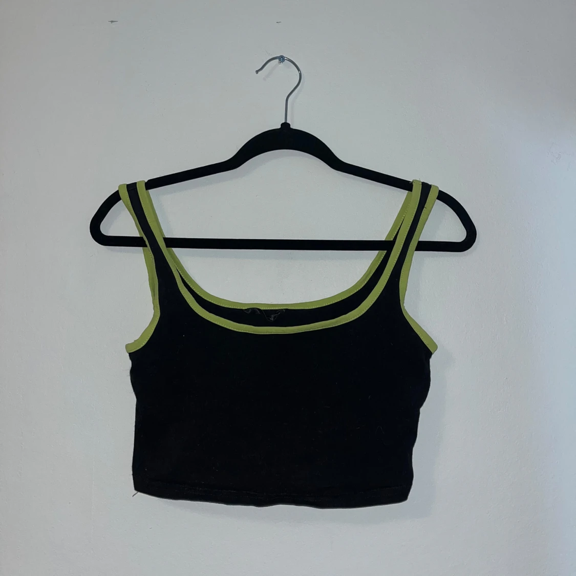 Svart croppad linnetopp med gröna detaljer - 1