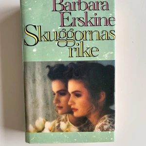 Skuggornas rike - Boken 'Skuggornas rike' av Barbara Erskine handlar om Clare och hennes koppling till slottet Duncairn, som har varit i hennes släkts ägo i 700 år. Historien väver samman Clare med Isobel från 1300-talet, en stark och passionerad kvinna från Fife. Deras öden är sammanflätade över tid och rum.