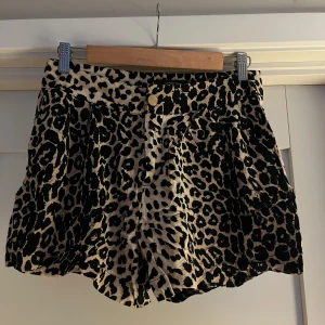 Leopard shorts - Superbra skick, från Lindex 
