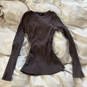 Brun långärmad tröja - Överlag bra skick inte alls använd så mycket, bara några gånger. Normal i storlek