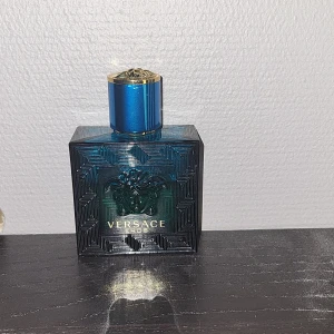 Versace eros - Versace eros 30-35/50ml kvar. Köpt på kicks för 699kr. Funkar till ALLA årstider och jag har serienummer bild på den för att bevisa att den är äkta.