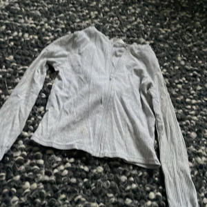 Grå tränings zip tröja med luva  - Man kan ha den till skolan men även om man ska träna 