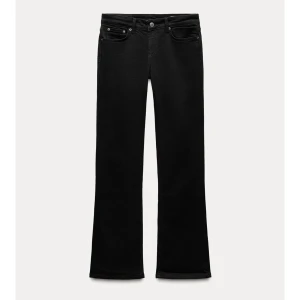 Svarta lågmidjade bootcut jeans från zara  - Snygga svarta bootcut jeans med låg midja från zara. Storlek 32 och sitter lite tajt därav jag säljer. Jag är ca 1,70 för referens. Köpte från zara för ca en månad sen för 399 kr, använda en gång. 💞