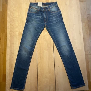 Helt nya Nudie Jeans - Tjena! Säljer nu ett par riktigt feta nudie jeans med en riktigt snygg tvätt. De är HELT NYA, med lapparna fortfarande kvar. Jeansen är i modellen ”Thin Finn”, vilket är en slim fit passform. De är ju som sagt helt nya, så finns inga defekter. De är i storleken ”28/32”. Hör av er vid närmsta fundering! ❗️Kolla även in min profil för fler helt nya nudie jeans i olika storlekar❗️